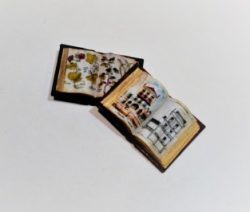 Artesanía latina - Libro abierto mediano. Accesorio tanto para escenas como para casas de muñecas. Hecho artesanalmente. Escala 1:12.