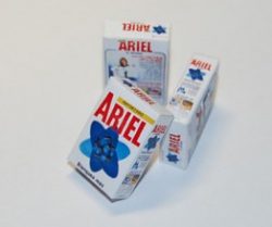 Paquete detergente, Ariel. Accesorio tanto para escenas como para casas de muñecas. Hecho artesanalmente. Escala 1:12.