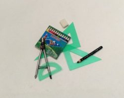 Kit de dibujo. Incluye: reglas, goma, lápiz, compás caja de pinturas. Accesorio tanto para escenas como para casas de muñecas. Hecho artesanalmente. Escala 1:12. Marca ociomodell.