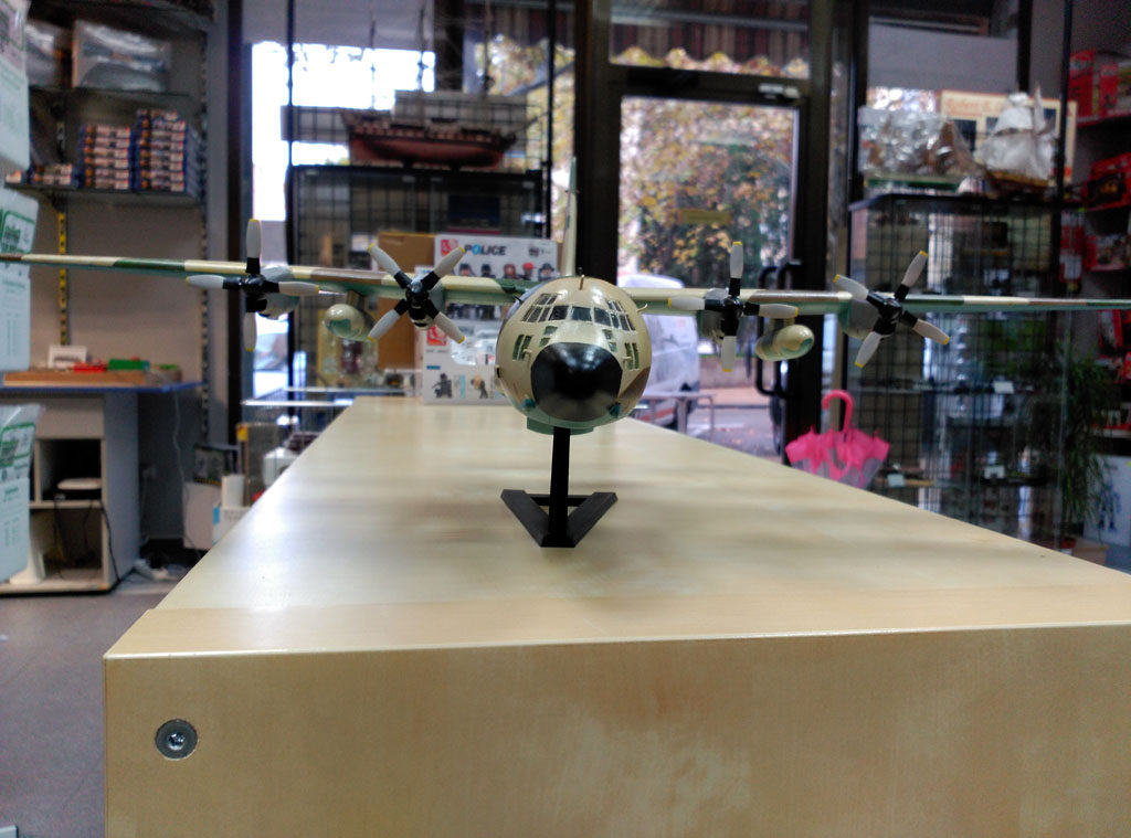 Hercules C-130 9 Hércules C-130, español de camuflaje, escala 1/72 de airfix, con calcas de tren militaría. Hecho por David Perez.