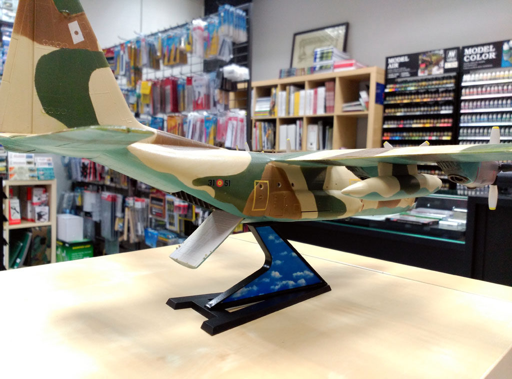 Hercules C-130 4 Hércules C-130, español de camuflaje, escala 1/72 de airfix, con calcas de tren militaría. Hecho por David Perez.