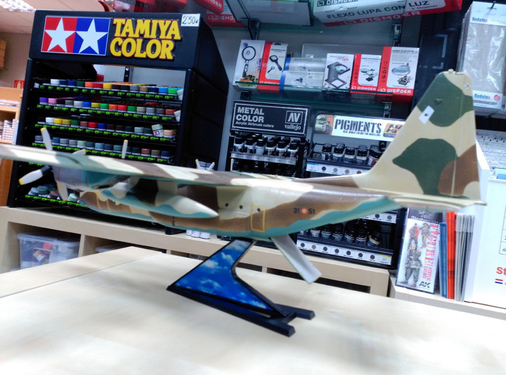Hercules C-130 8 Hércules C-130, español de camuflaje, escala 1/72 de airfix, con calcas de tren militaría. Hecho por David Perez.