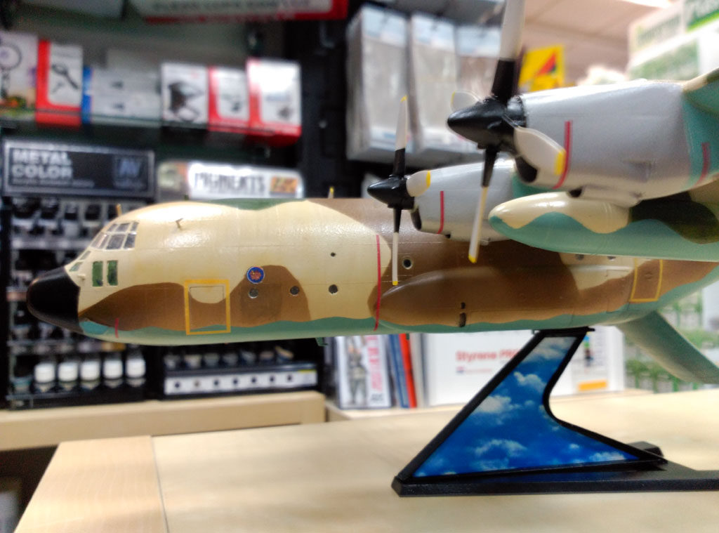 Hercules C-130 10 Hércules C-130, español de camuflaje, escala 1/72 de airfix, con calcas de tren militaría. Hecho por David Perez.