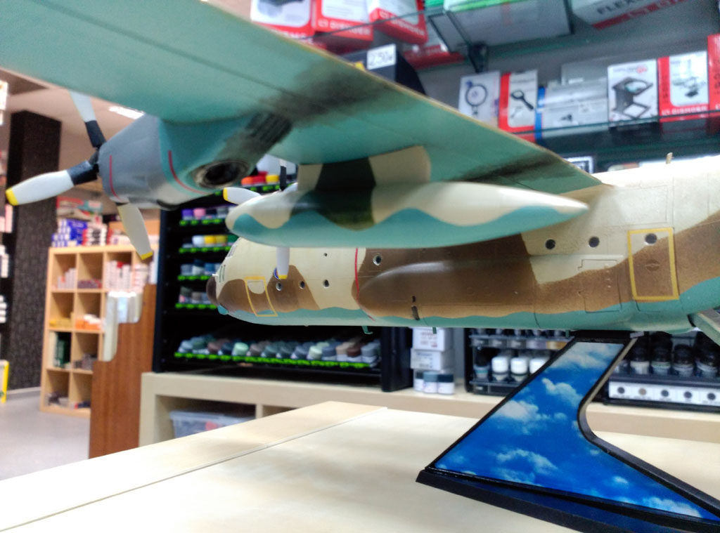 Hercules C-130 12 Hércules C-130, español de camuflaje, escala 1/72 de airfix, con calcas de tren militaría. Hecho por David Perez.