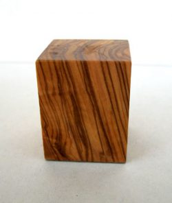 Peana Taco 50mm altura, Cuadrada 5 x 5 cm, Olivo. Tapizado inferior. Marca Peanas.net. Ref: 6002O.