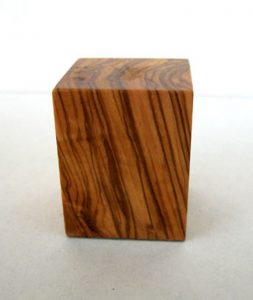 Peana Taco 50mm altura, Cuadrada 5 x 5 cm, Olivo. Tapizado inferior. Marca Peanas.net. Ref: 6002O.