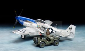 North American P-51D MustangTM 8th Air Force y 1/4-ton 4-4 Light Vehicle. Escala 1:48. Marca Tamiya. Ref: 25205, inicialmente no alcanzó su pleno potencial hasta que se equipó con el motor Rolls-Royce Merlin 2 North American P-51D MustangTM 8th Air Force y 1/4-ton 4-4 Light Vehicle. Escala 1:48. Marca Tamiya. Ref: 25205