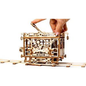 City Tram with rails, madera contrachapada, Kit de montaje. Marca Wooden City. Ref: 57320, no requiere el uso de pegamento, ya que las piezas encajan de manera directa y precisa 3 City Tram with rails, madera contrachapada, Kit de montaje. Marca Wooden City. Ref: 57320