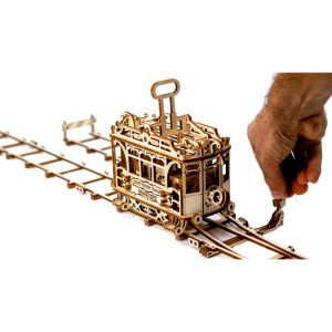 City Tram with rails, madera contrachapada, Kit de montaje. Marca Wooden City. Ref: 57320, no requiere el uso de pegamento, ya que las piezas encajan de manera directa y precisa 4 City Tram with rails, madera contrachapada, Kit de montaje. Marca Wooden City. Ref: 57320