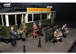 Tranvía con pasajeros, EUROPEAN TRAMCAR /CREW & PASSENGERS. Escala 1:35. Marca Miniart. Ref: 38009