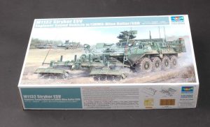 M1132 Stryker Engineer Squad Vehicle w/LWMR-Mine Roller/SOB. Escala 1:35. Marca Trumpeter. Ref: 01574, vehículo de ingenieros de la familia de vehículos de combate Stryker, diseñado para apoyar a las unidades de ingenieros en el campo de batalla 4 M1132 Stryker Engineer Squad Vehicle w/LWMR-Mine Roller/SOB. Escala 1:35. Marca Trumpeter. Ref: 01574