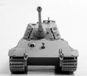 Tanque pesado alemán (torreta henschel) King Tiger Ausf.B. Escala 1:35. Marca Zvezda. Ref: 3601, incorporaba tecnologías avanzadas para la época, como un cañón de alto calibre, una armadura pesada y un sistema de propulsión eficiente 3 Tanque pesado alemán (torreta henschel) King Tiger Ausf.B. Escala 1:35. Marca Zvezda. Ref: 3601