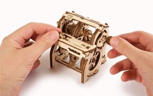 La caja de cambios – kit educativo modelo mecánico. Gearbox. Madera contrachapada, Kit de montaje. Marca Ugears. Ref: 70131