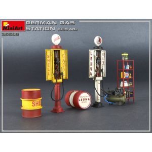 Set Gasolinera alemana de los años 30-40. Escala 1:35. Marca Miniart. Ref: 35598, Este set incluye fotograbados y calcas que permiten añadir detalles realistas a la gasolinera alemana de los años 30-40. 3 los años 30-40. Escala 1:35. Marca Miniart. Ref: 35598.