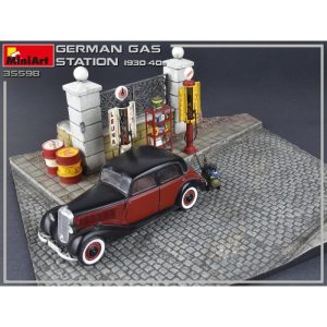 Set Gasolinera alemana de los años 30-40. Escala 1:35. Marca Miniart. Ref: 35598, Este set incluye fotograbados y calcas que permiten añadir detalles realistas a la gasolinera alemana de los años 30-40. 5 los años 30-40. Escala 1:35. Marca Miniart. Ref: 35598.