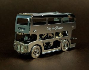 Cute Double-Decker, nivel 2, Kit de montaje. Marca Time for Machine. Ref: 38028, El modelo está fabricado en acero inoxidable pulido, lo que le otorga un acabado brillante y resistente. 2 Cute Double-Decker, nivle 2, Kit de montaje. Marca Time for Machine. Ref: 38028.