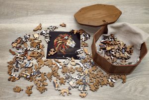 Puzzle LEON, L, madera contrachapada. Marca Ewa. Ref: 0181, es una oportunidad para sumergirse en un mundo de creatividad, color y desafíos. Con sus 490 piezas de madera contrachapada