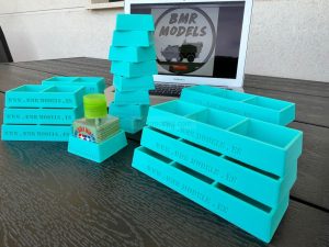 Soportes para 3 botes de Tamiya. 1ud. Marca BMR MODELS. Ref:SBT3,Compatible con botes de cristal de Tamiya de diferentes tamaños y capacidades.