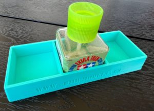 Soportes para 3 botes de Tamiya. 1ud. Marca BMR MODELS. Ref:SBT3,Compatible con botes de cristal de Tamiya de diferentes tamaños y capacidades.