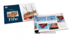 Barco pesquero escoces Fifie desde 1850, escala 1:32. Marca Amati. Ref: 130009, es un barco pesquero a motor escocés que se utilizó ampliamente en la pesca de arrastre en la región desde mediados del siglo XIX.