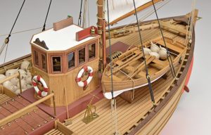 Barco pesquero escoces Fifie desde 1850, escala 1:32. Marca Amati. Ref: 130009, es un barco pesquero a motor escocés que se utilizó ampliamente en la pesca de arrastre en la región desde mediados del siglo XIX.