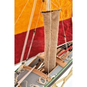Bragozzo. Escala 1:20. Marca Amati. Ref: 1570, se caracteriza por su casco robusto y su vela única, que lo hacía ideal para navegar en las tranquilas aguas de la laguna