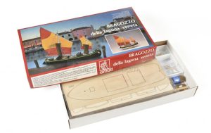 Bragozzo. Escala 1:20. Marca Amati. Ref: 1570, se caracteriza por su casco robusto y su vela única, que lo hacía ideal para navegar en las tranquilas aguas de la laguna