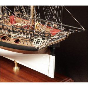 H.M.S FLY. Escala 1:64. Marca Amati. Ref: 130003, es un barco de modelismo estático en madera, con componentes pre-cortados con láser para un ensamblaje preciso y detallado