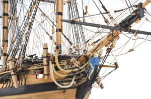 H.M.S FLY. Escala 1:64. Marca Amati. Ref: 130003, es un barco de modelismo estático en madera, con componentes pre-cortados con láser para un ensamblaje preciso y detallado