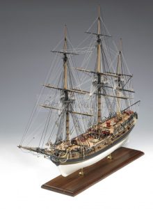 H.M.S FLY. Escala 1:64. Marca Amati. Ref: 130003, es un barco de modelismo estático en madera, con componentes pre-cortados con láser para un ensamblaje preciso y detallado
