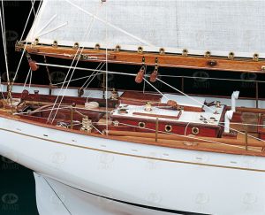 Dorade Racing Yacht, Yate de Regata. Escala 1:20. Marca Amati. Ref: 1605