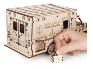 Wooden mechanical model EWA Ambulance, 386pz. madera contrachapada, Kit de montaje. Marca Ewa. Ref: 59500401