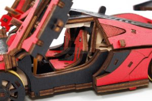 Wooden mechanical model EWA Racing car – Red, 237pz. madera contrachapada, Kit de montaje. Marca Ewa. Ref: 59500407