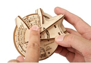 Curvímetro – kit educativo modelo mecánico. Madera contrachapada, Kit de montaje. Marca Ugears. Ref: 70138