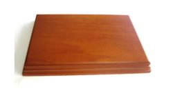 Peana 20 mm de altura, parte superior 25 X 18 cm. Realizado en MDF, lacado Avellana. Marca Peanas.net. Ref: TRG1126