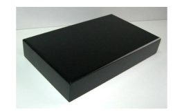 Peana 40mm de altura, parte superior 25 X 18 cm. Realizado en MDF, lacado Negra. Marca Peanas.net. Ref: TRG1128