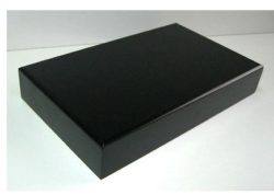 Peana 40mm de altura, parte superior 27 X 23 cm. Realizado en MDF, lacado Negra. Marca Peanas.net. Ref: TRG1125